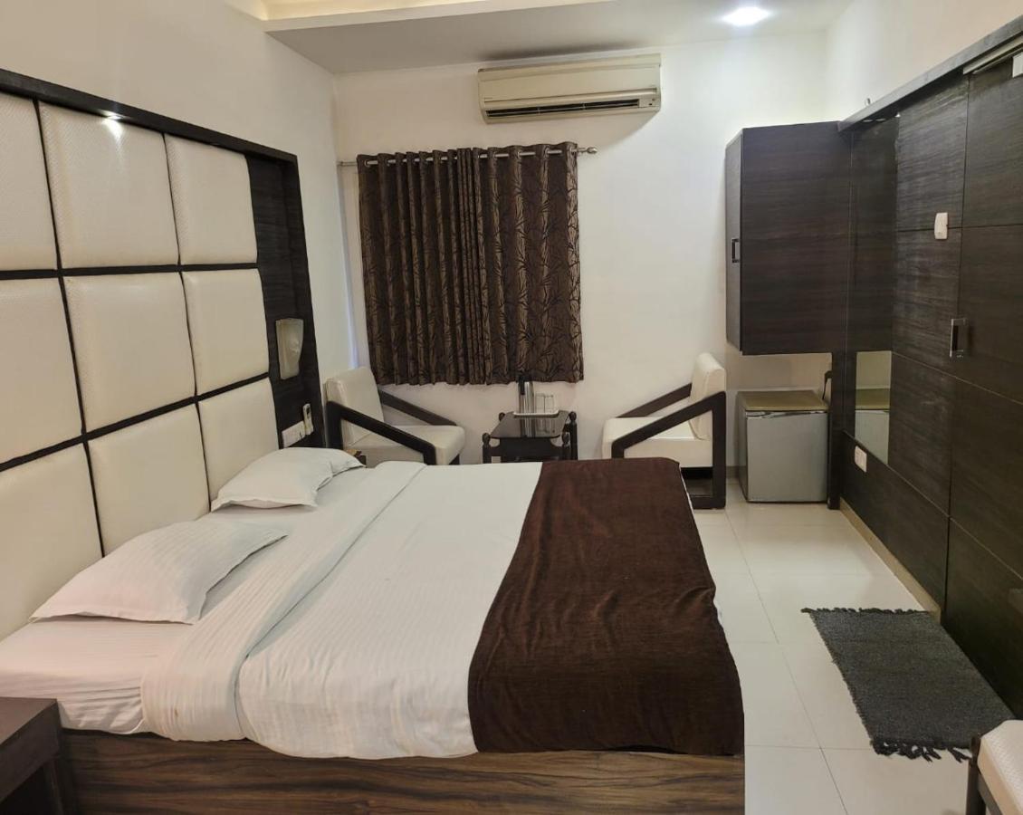 Golden Plaza Hotel Ahmedabad Buitenkant foto