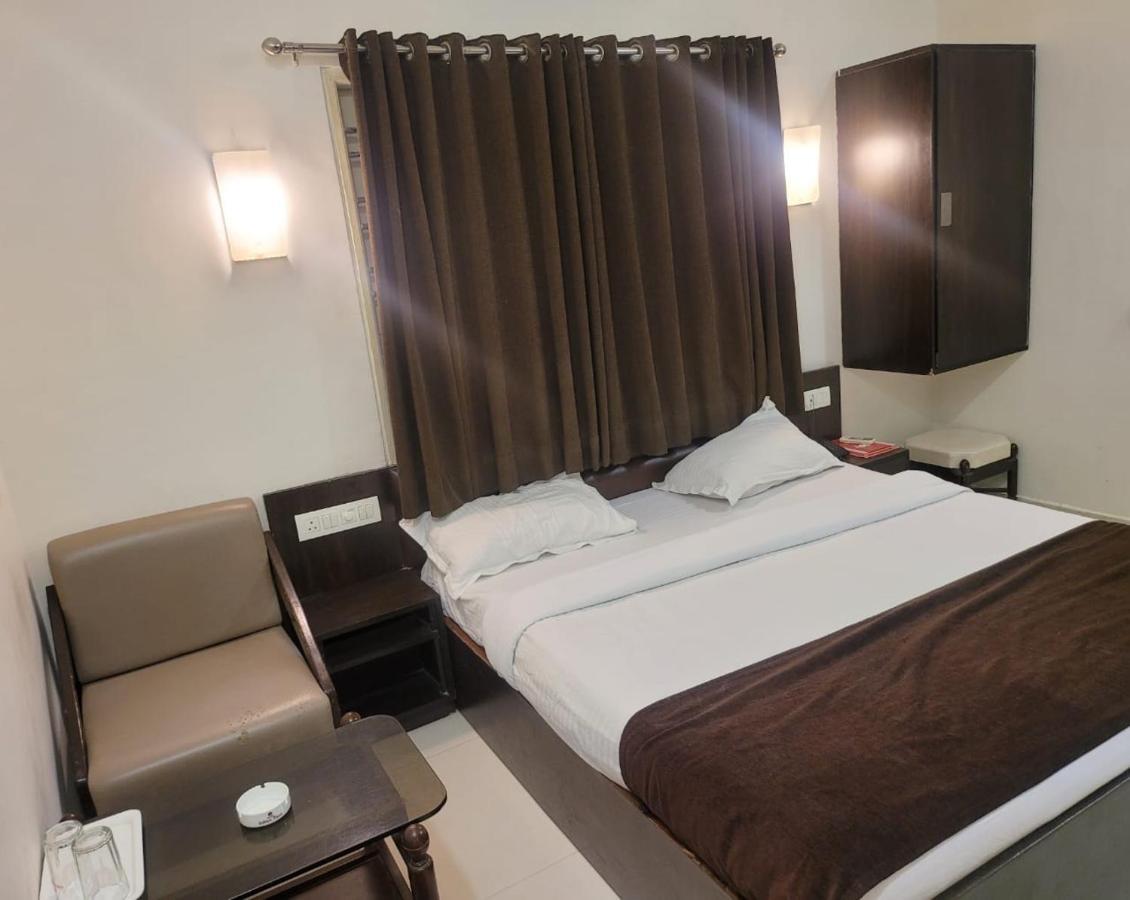 Golden Plaza Hotel Ahmedabad Buitenkant foto