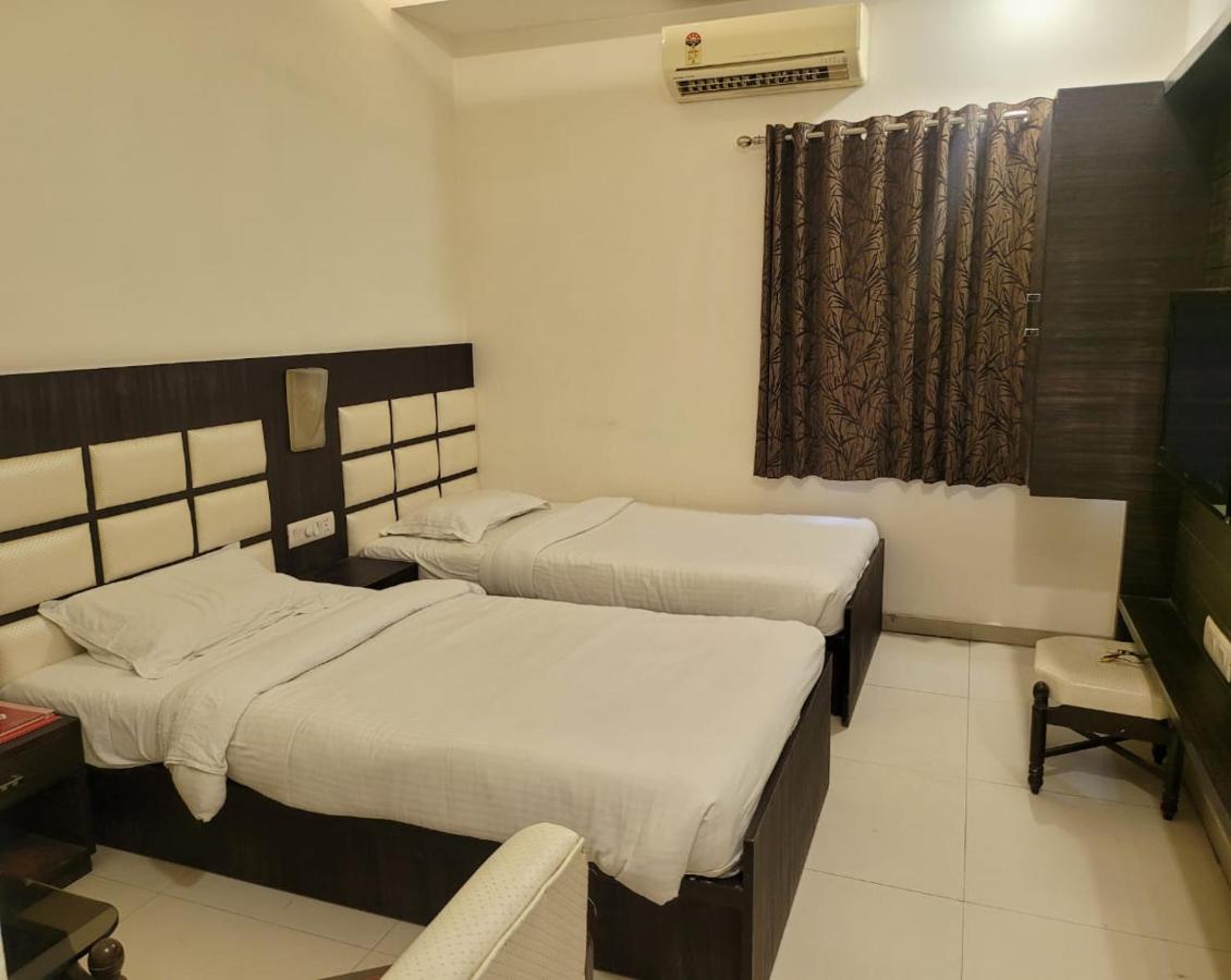 Golden Plaza Hotel Ahmedabad Buitenkant foto