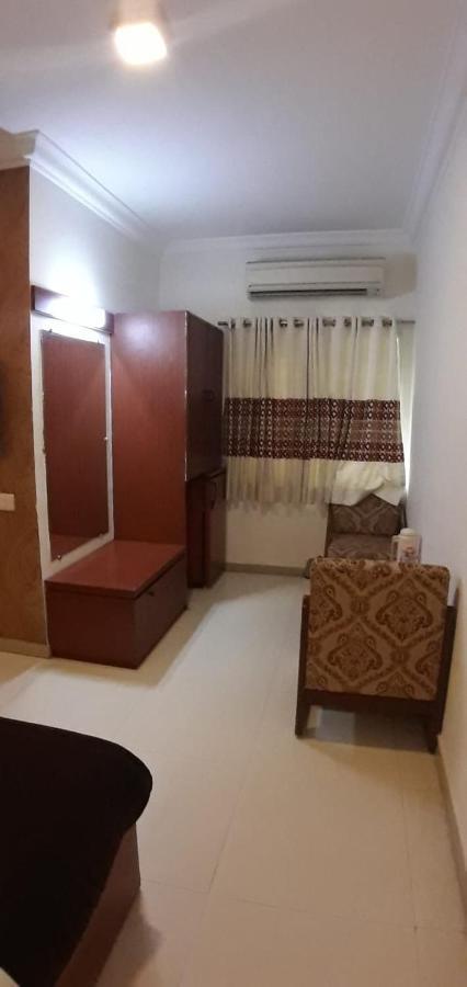 Golden Plaza Hotel Ahmedabad Buitenkant foto