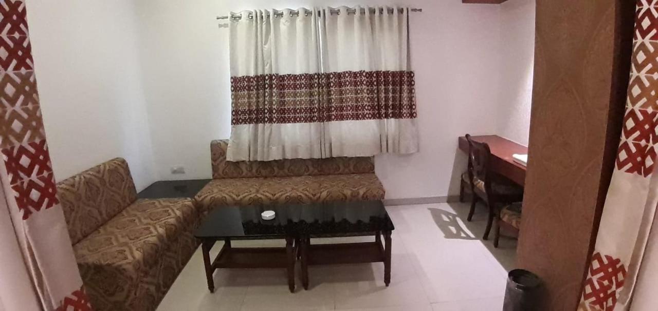 Golden Plaza Hotel Ahmedabad Buitenkant foto