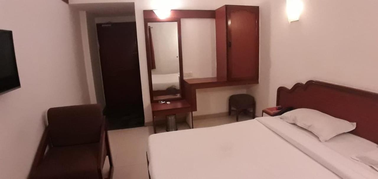 Golden Plaza Hotel Ahmedabad Buitenkant foto