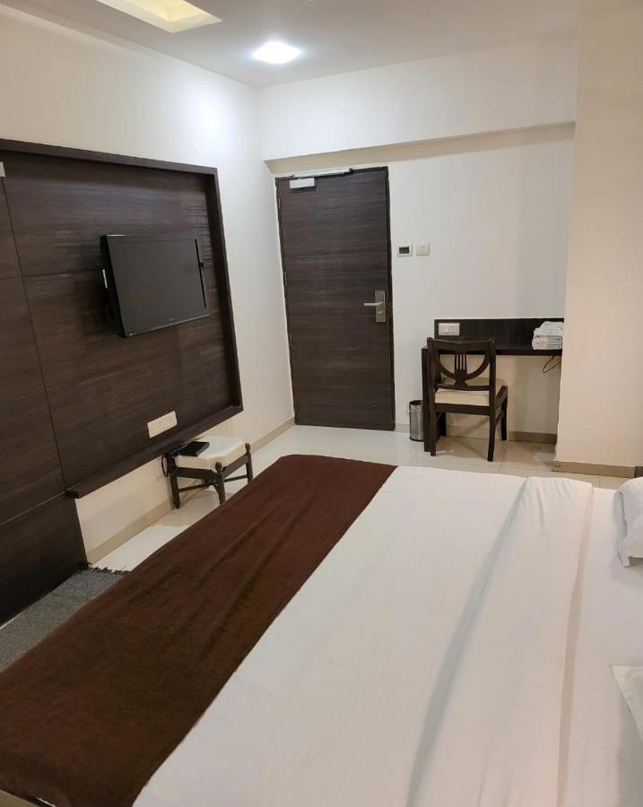 Golden Plaza Hotel Ahmedabad Buitenkant foto