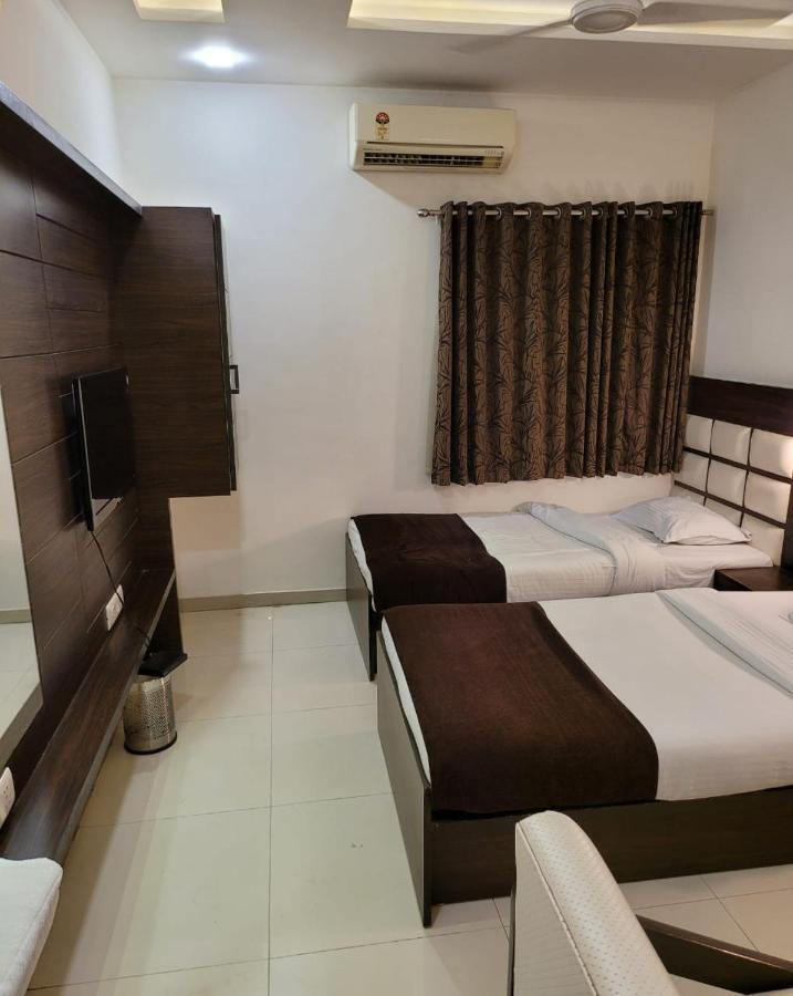 Golden Plaza Hotel Ahmedabad Buitenkant foto