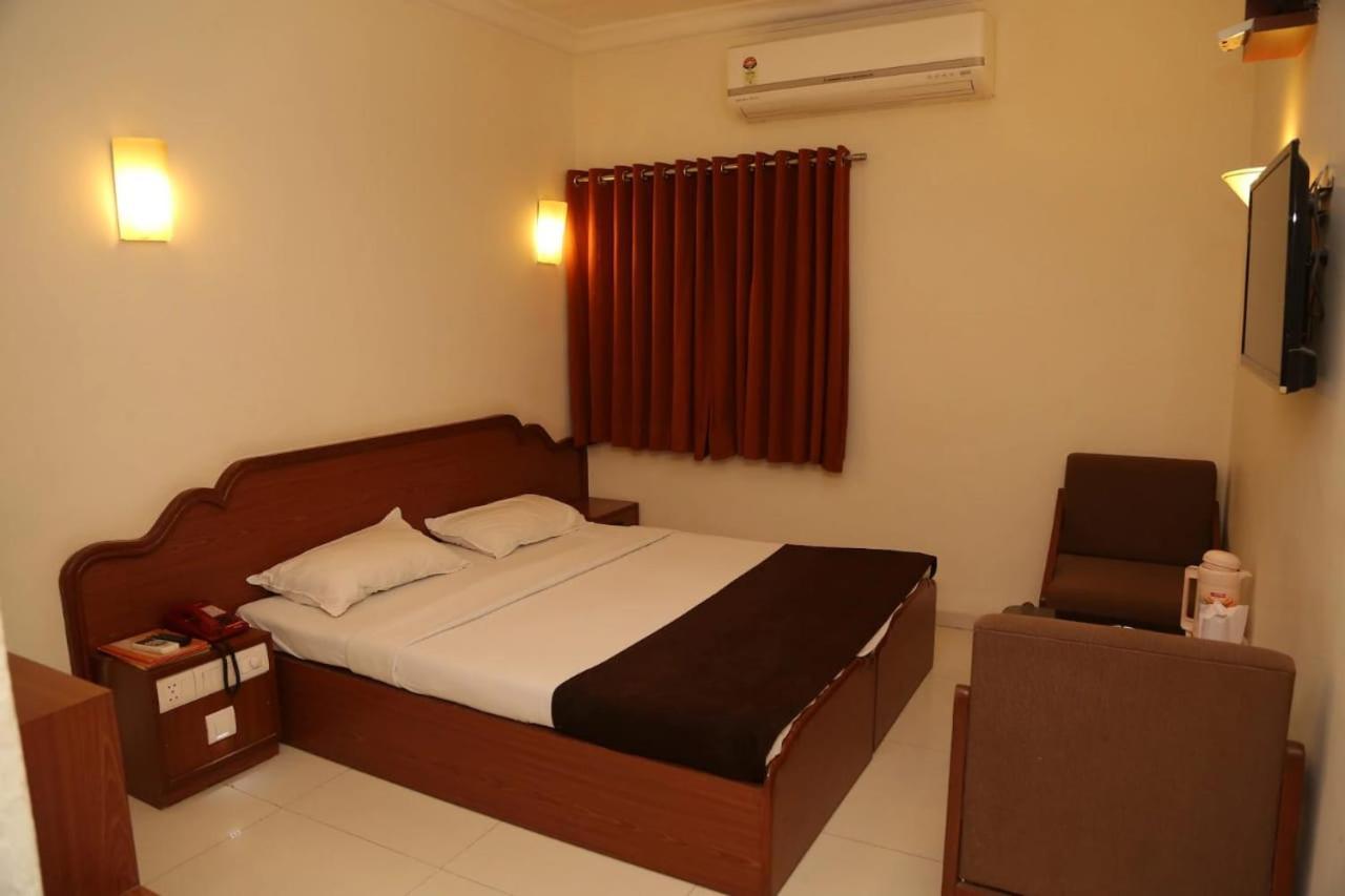 Golden Plaza Hotel Ahmedabad Buitenkant foto